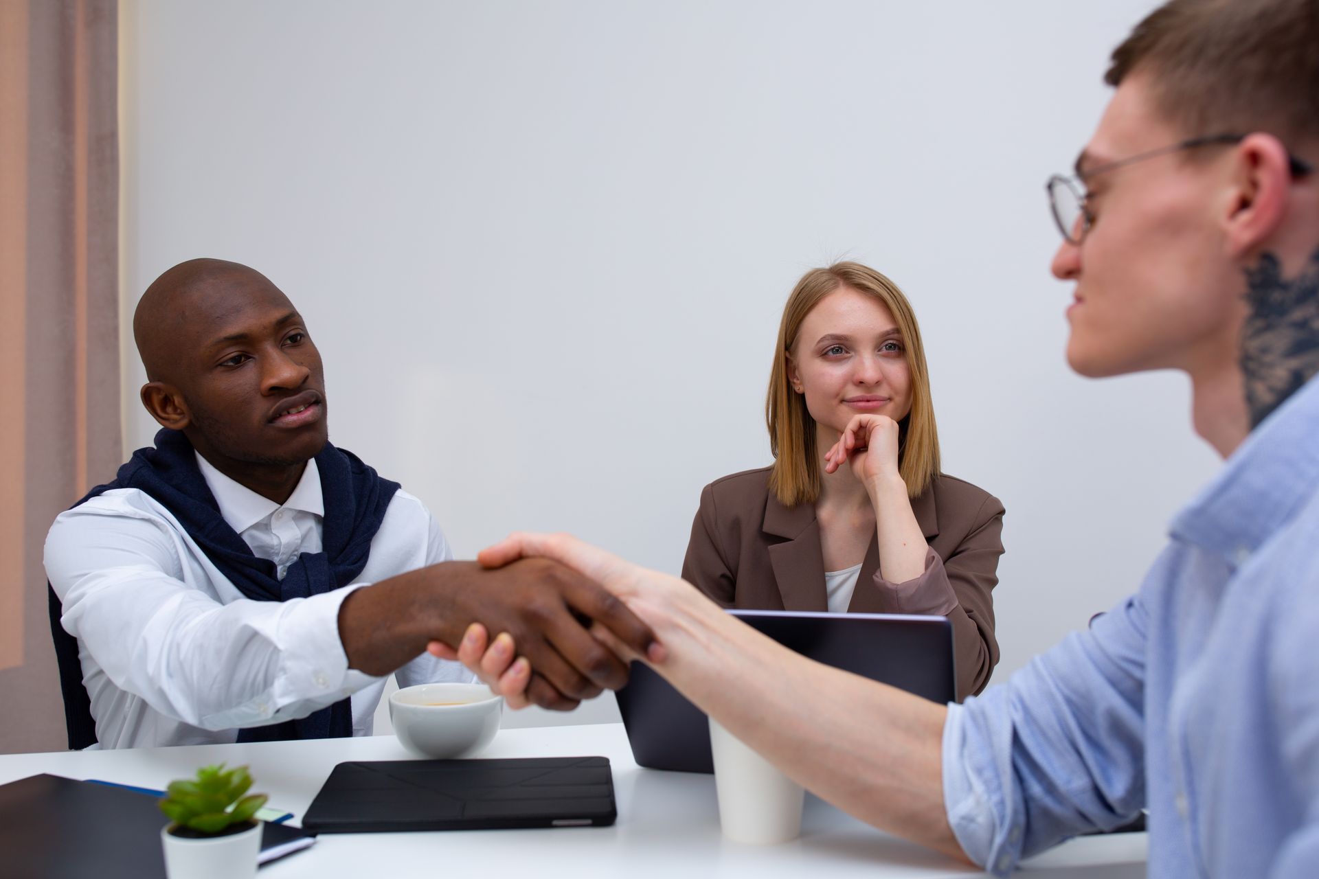 Échange professionnel entre une équipe et son interlocuteur formation