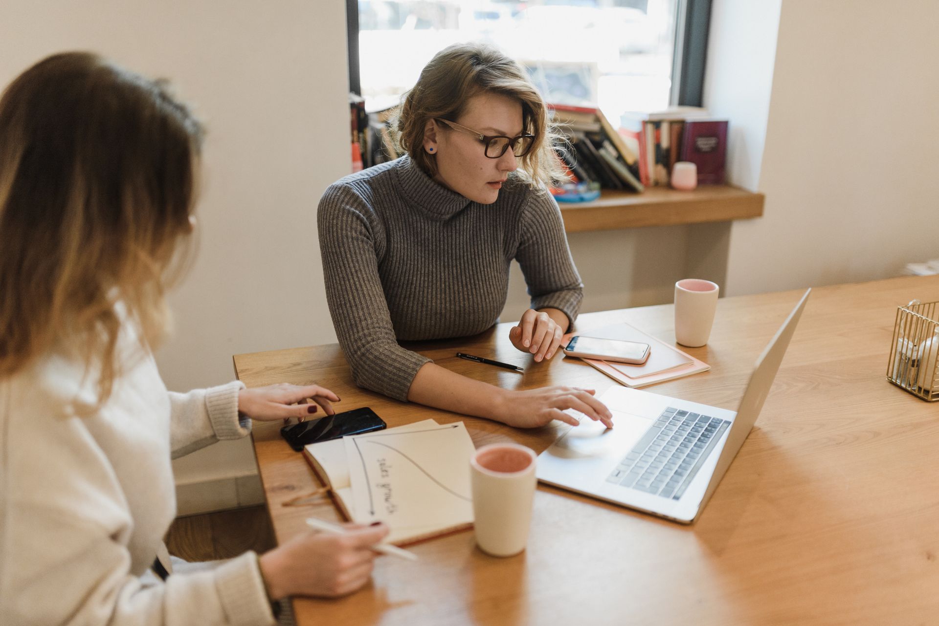 Conseillère accompagnant une personne dans l’étude de son projet