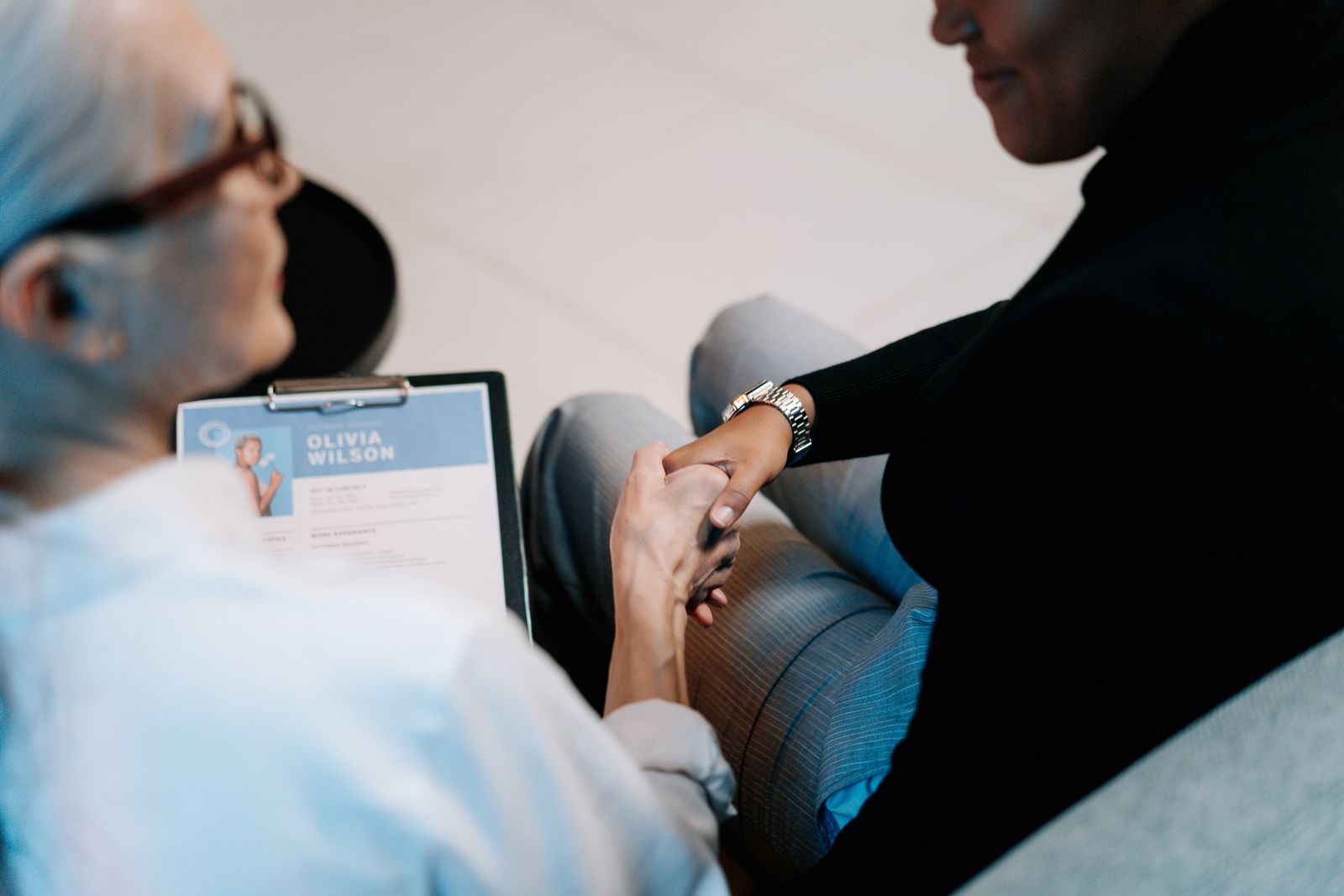 Entretien de recrutement entre une candidate et une professionnelle des ressources humaines