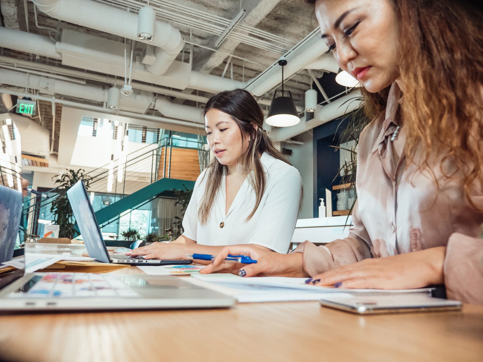 Professionnelles travaillant sur des documents administratifs et un ordinateur