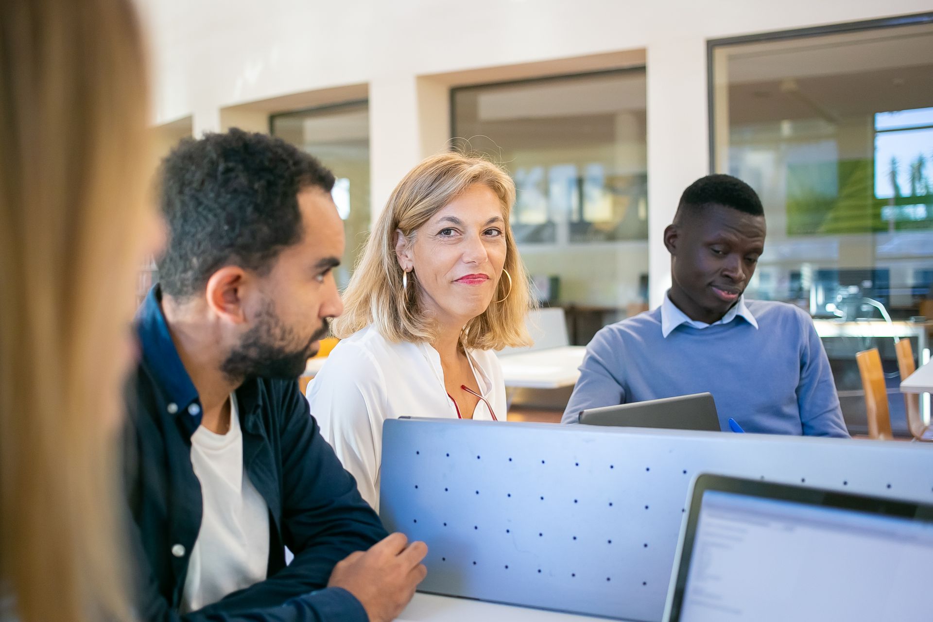 Adultes participant à une session de formation en groupe