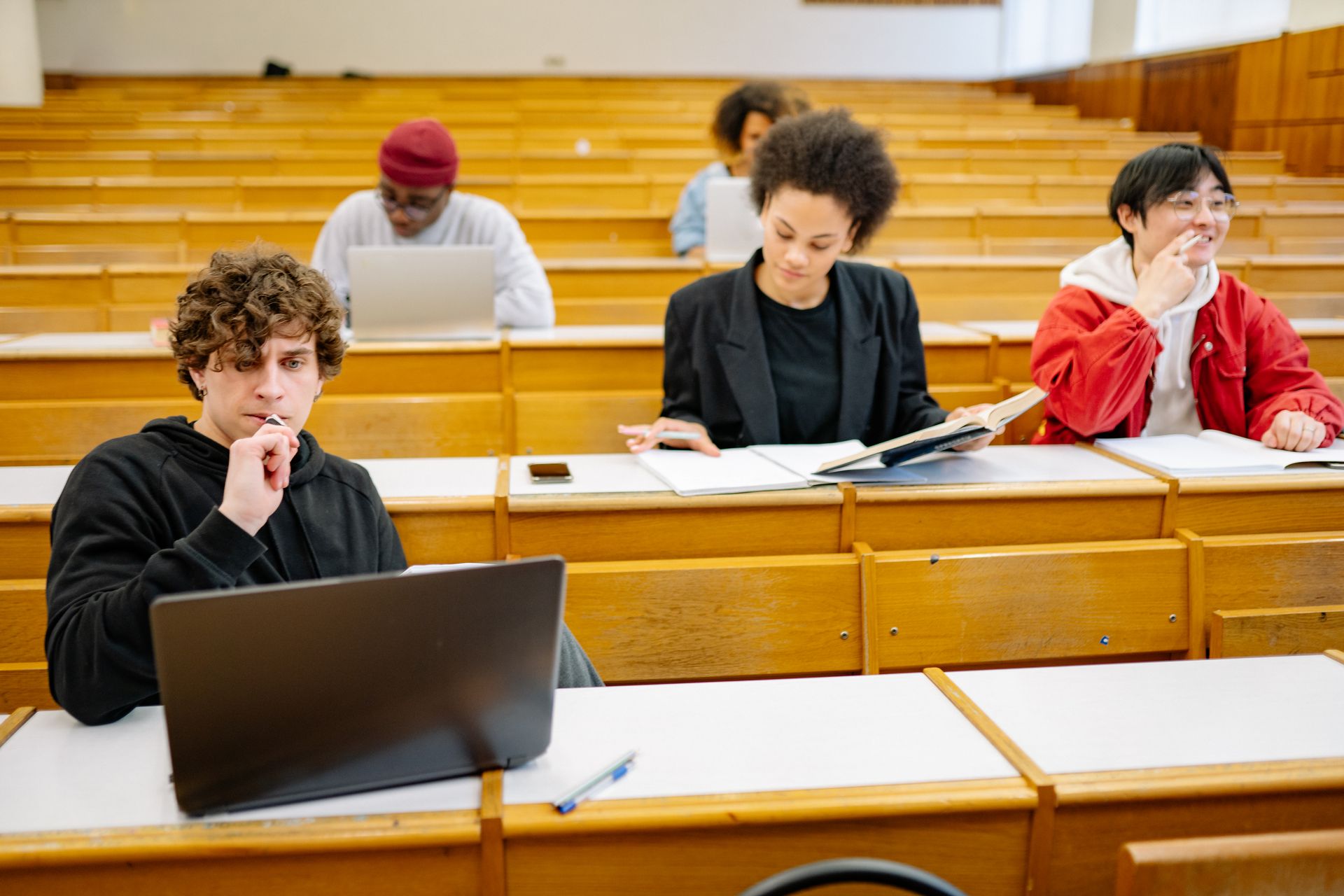 Apprenants travaillant sur ordinateur dans une salle de cours