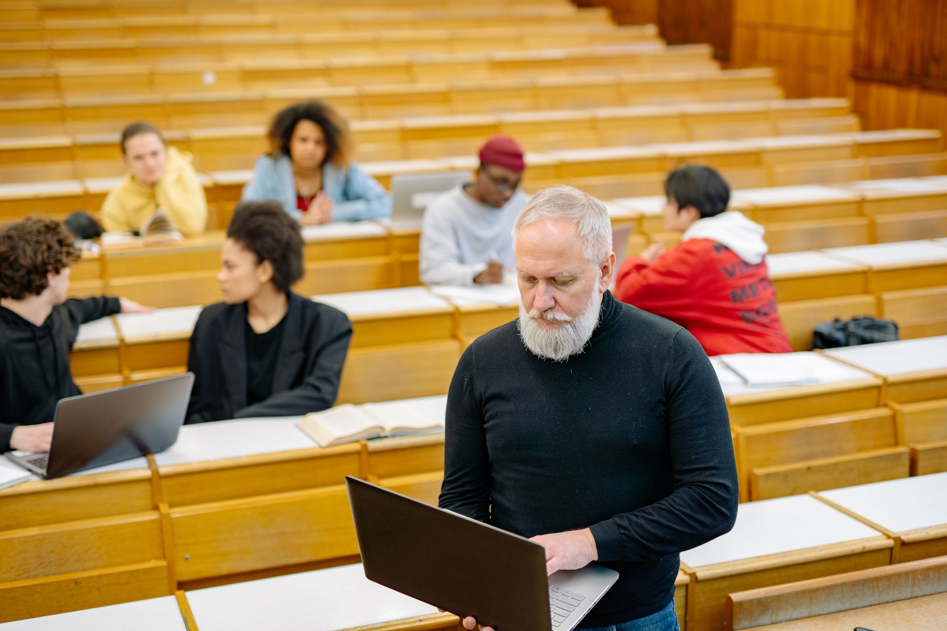 Formateur accompagnant un groupe d’apprenants adultes